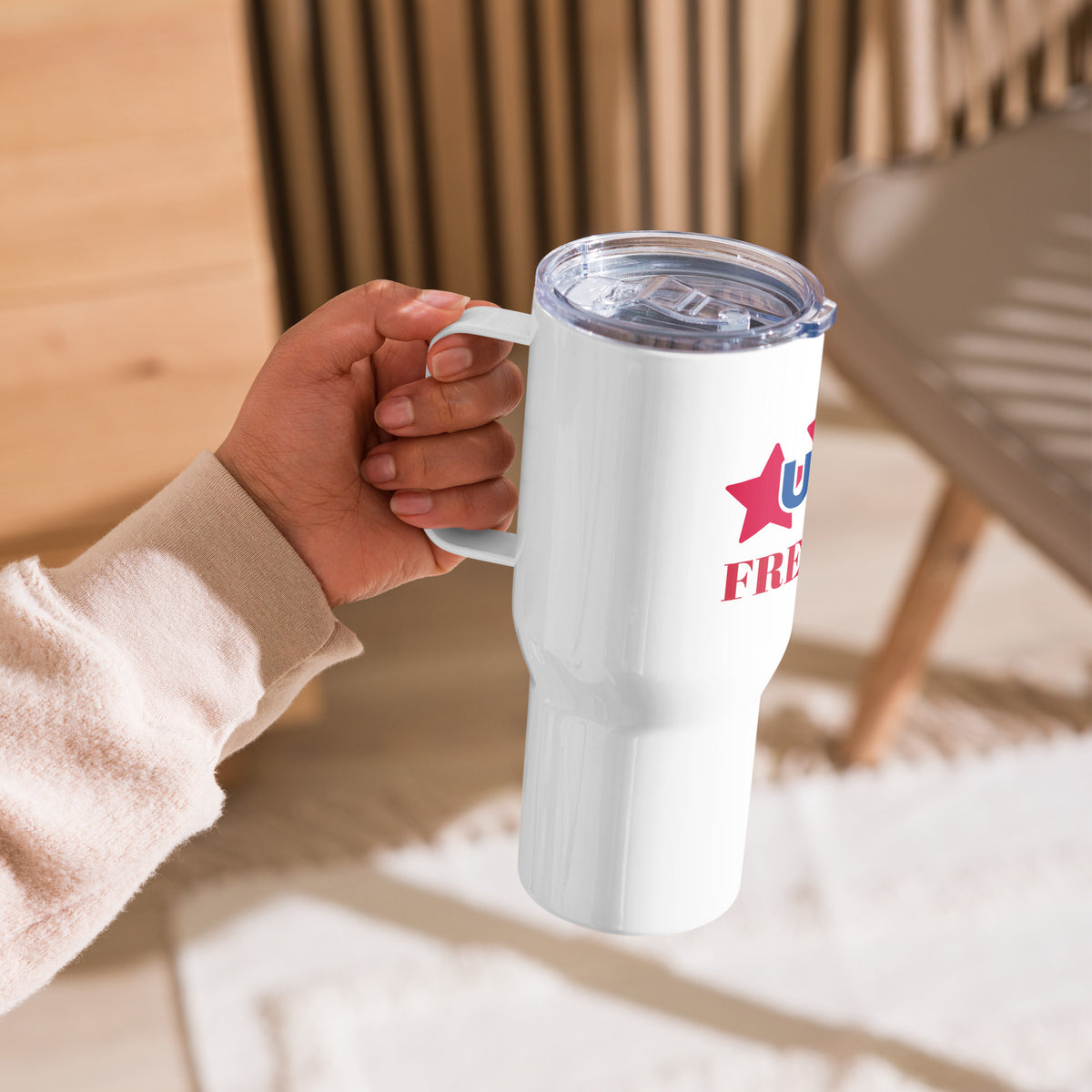 Travel mug with a handle